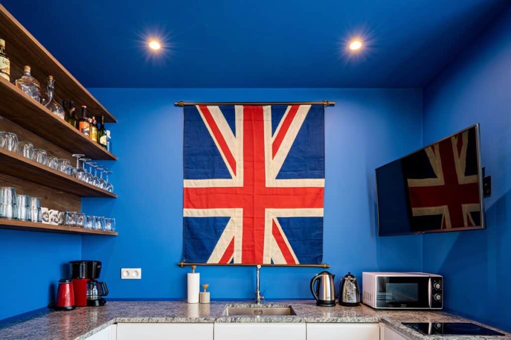 cuisine bleu foncé avec le drapeau union jack