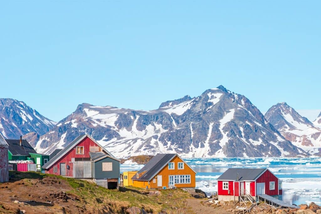 maisons colorées sur la côte du Groenland