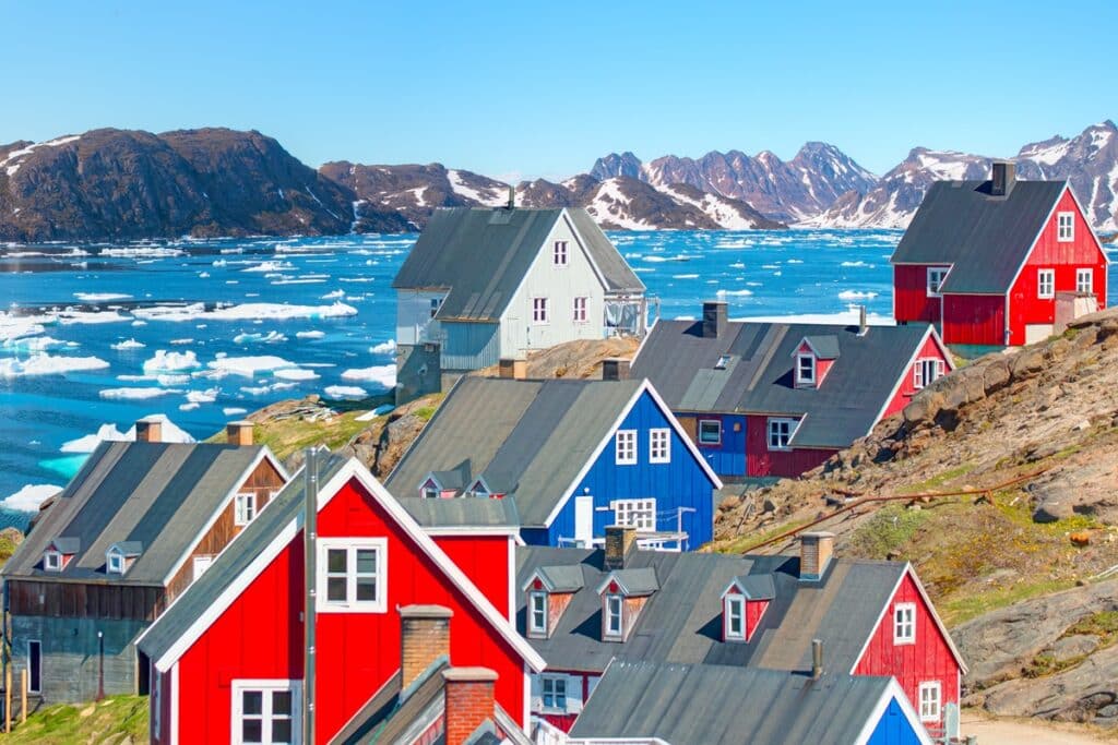 maisons colorées sur la côte du Groenland