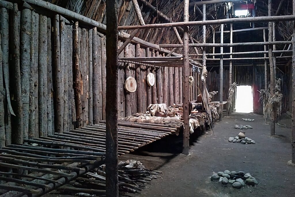 maison longue iroquoise intérieur