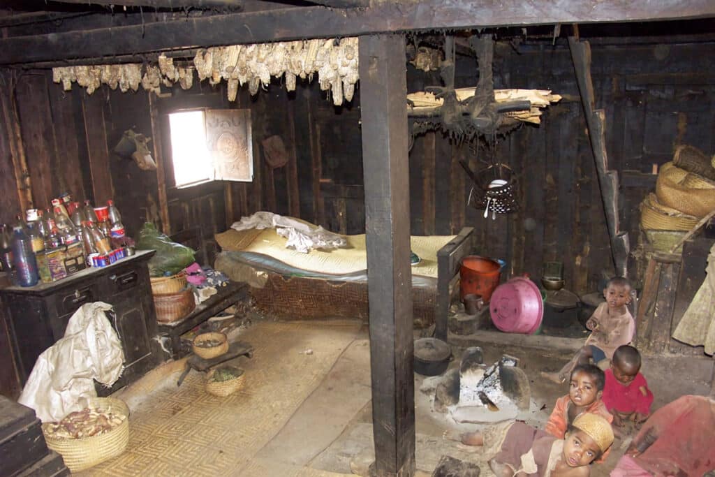 intérieur d'une maison en bois Zafimaniry
