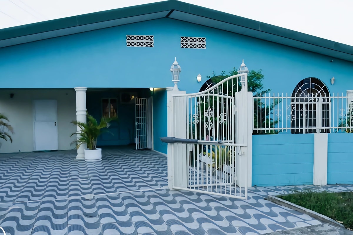 Maison moderne colorée à Arima