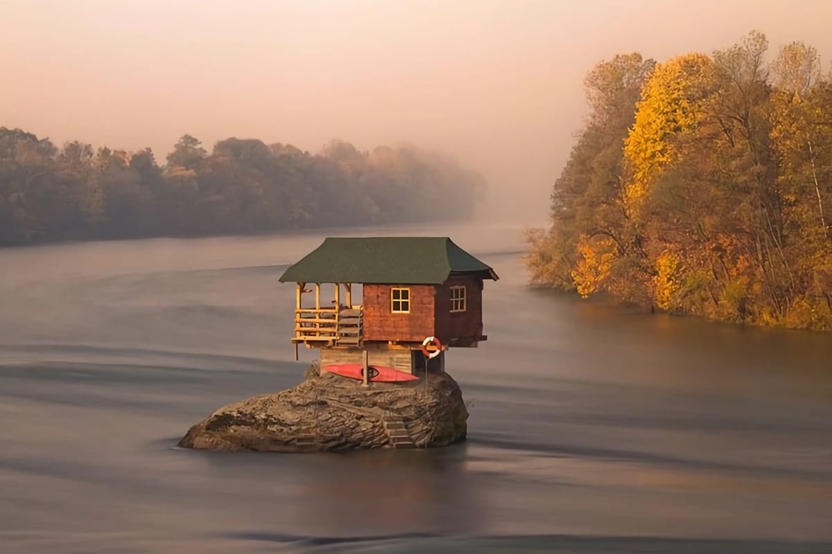 maison sur rocher au milieu de la rivière Drina