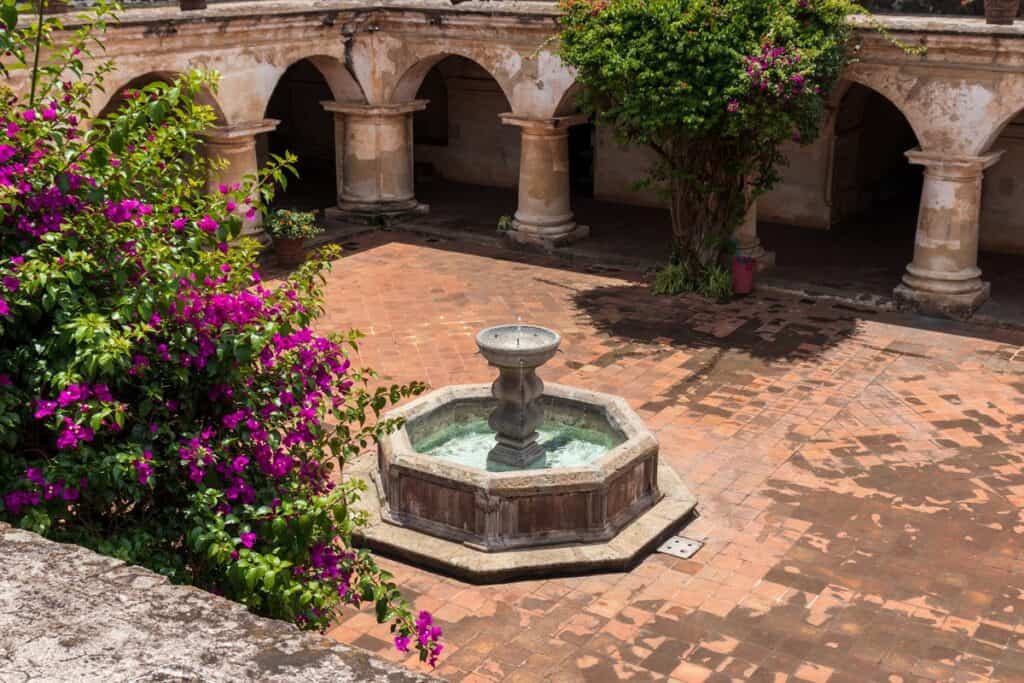 patio central d'une maison coloniale à Antigua