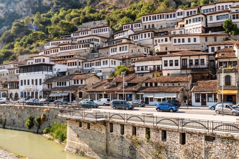 Berat, la ville aux mille fenêtres