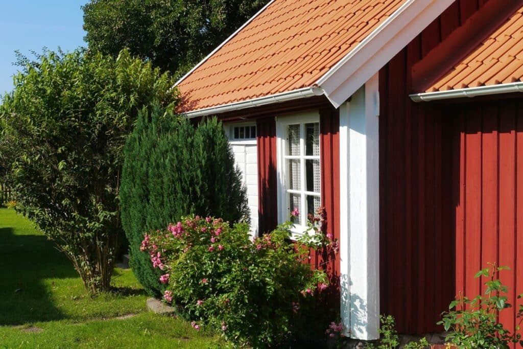 maison en bois rouge