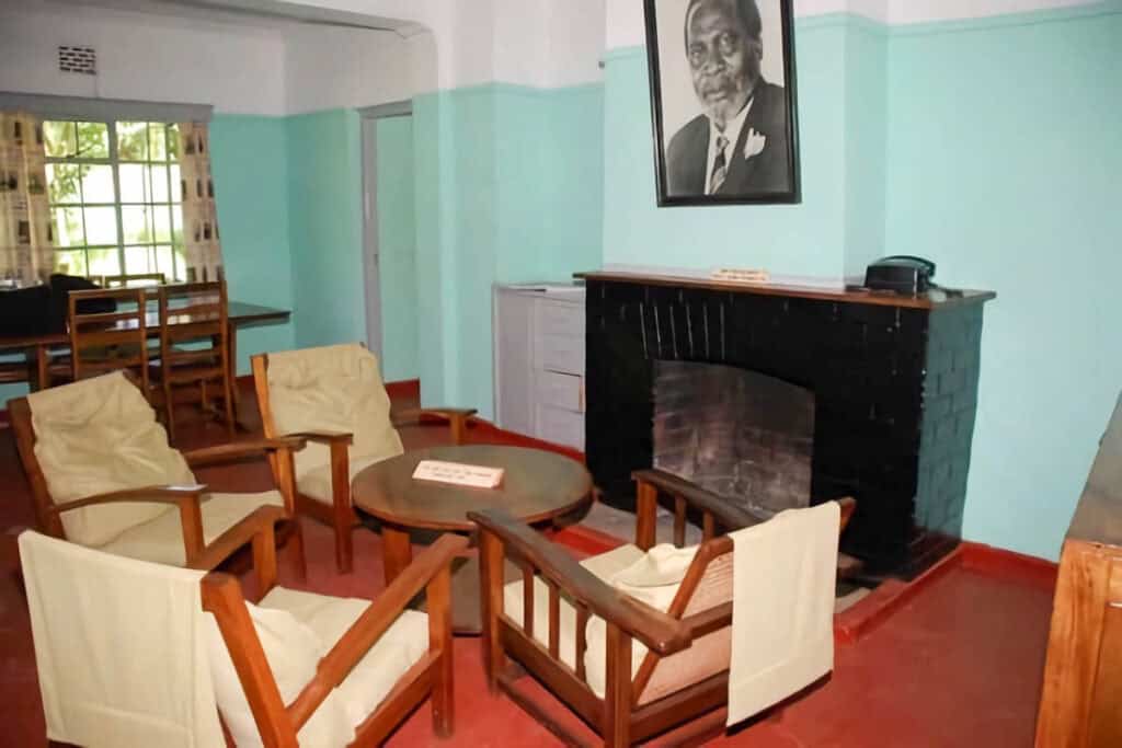 intérieur maison coloniale  kenyan