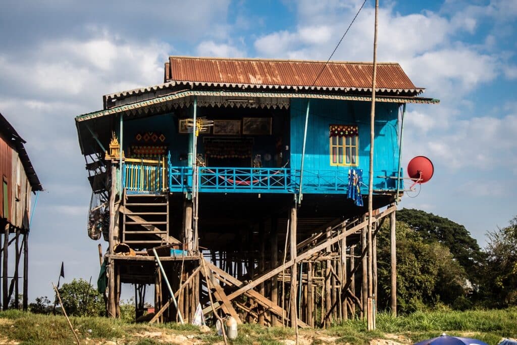 maison sur pilotis à Kompong Phluk