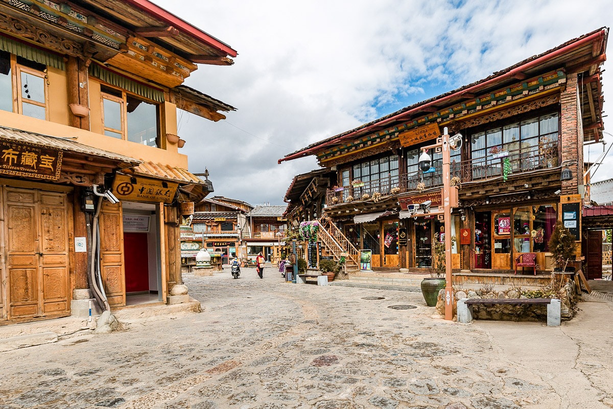 maisons tibétaines massives dans la vieille ville de Shangri-La
