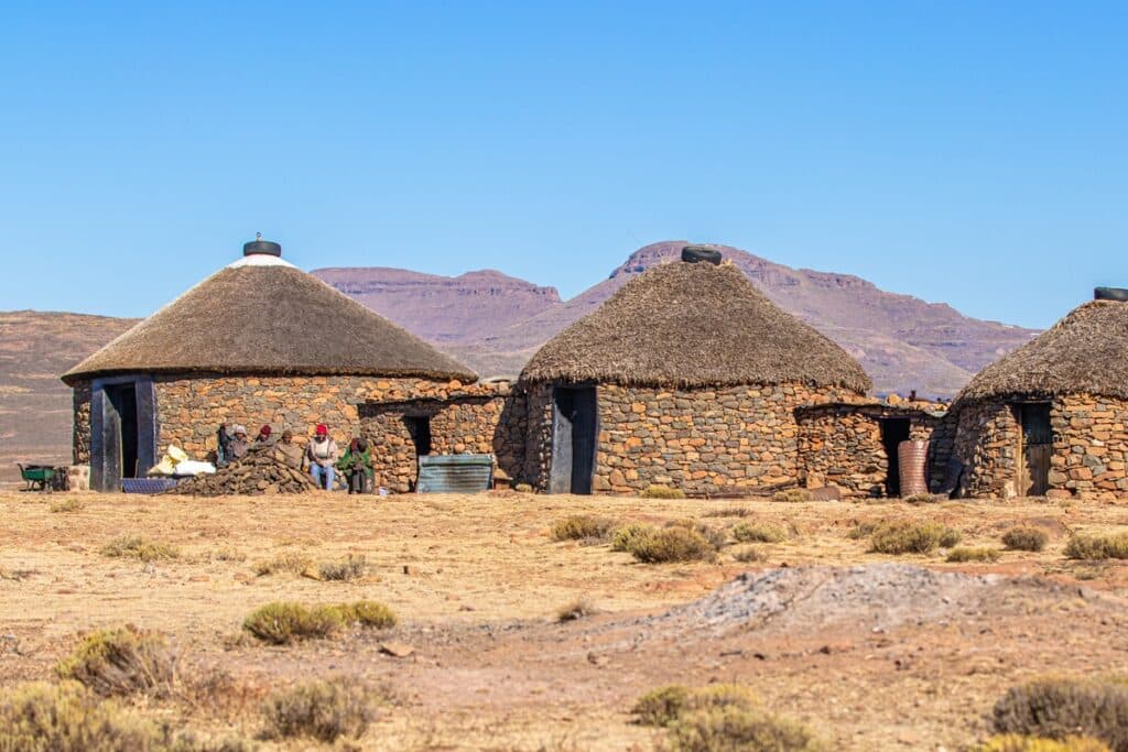 huttes Basotho traditionnelles
