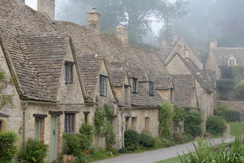 Arlington Row à Bibury sous le brouillard