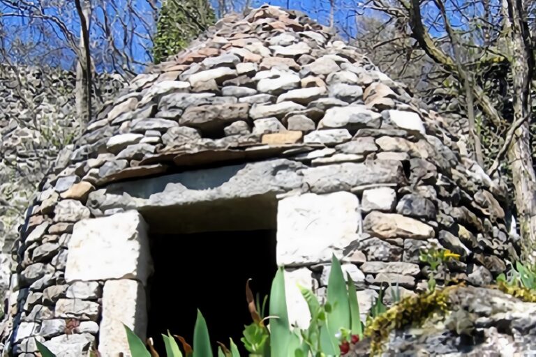chibotte cabane en pierre sèche de la haute loire