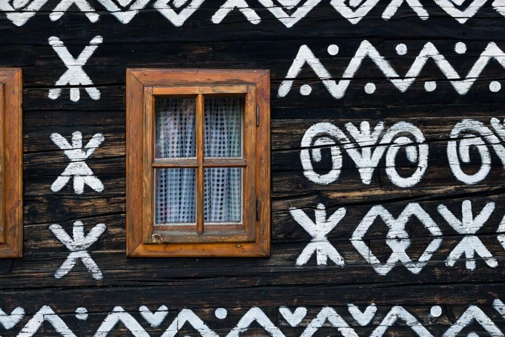 détail façade maison peinte de Čičmany