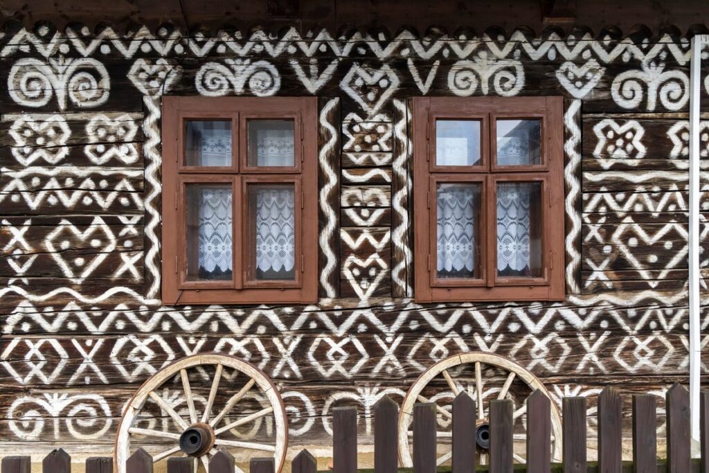 façade maison peinte de Čičmany