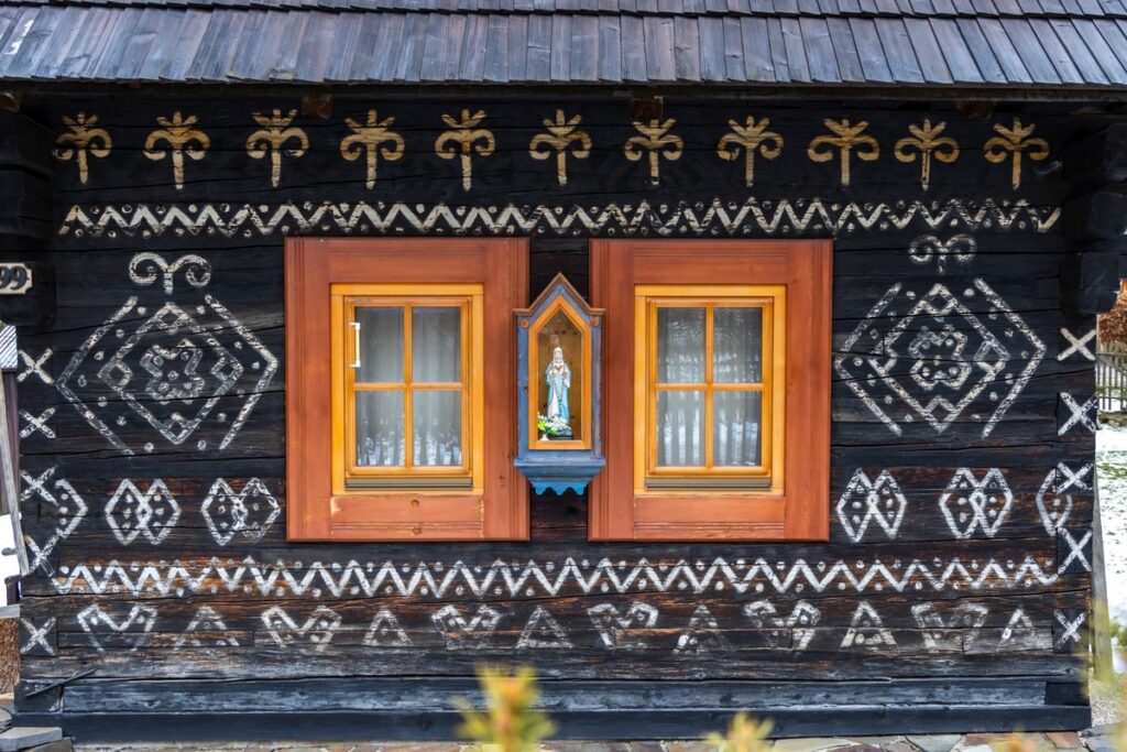 façade maison peinte de Čičmany