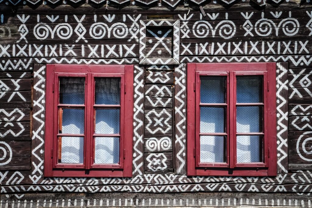 façade maison peinte de Čičmany