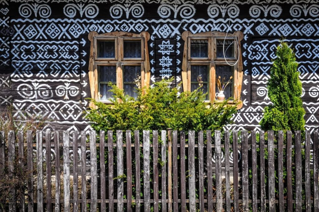 façade maison peinte de Čičmany