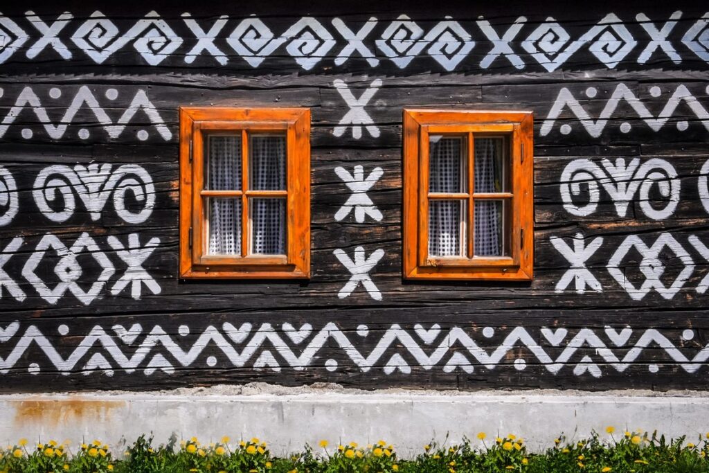 façade maison peinte de Čičmany