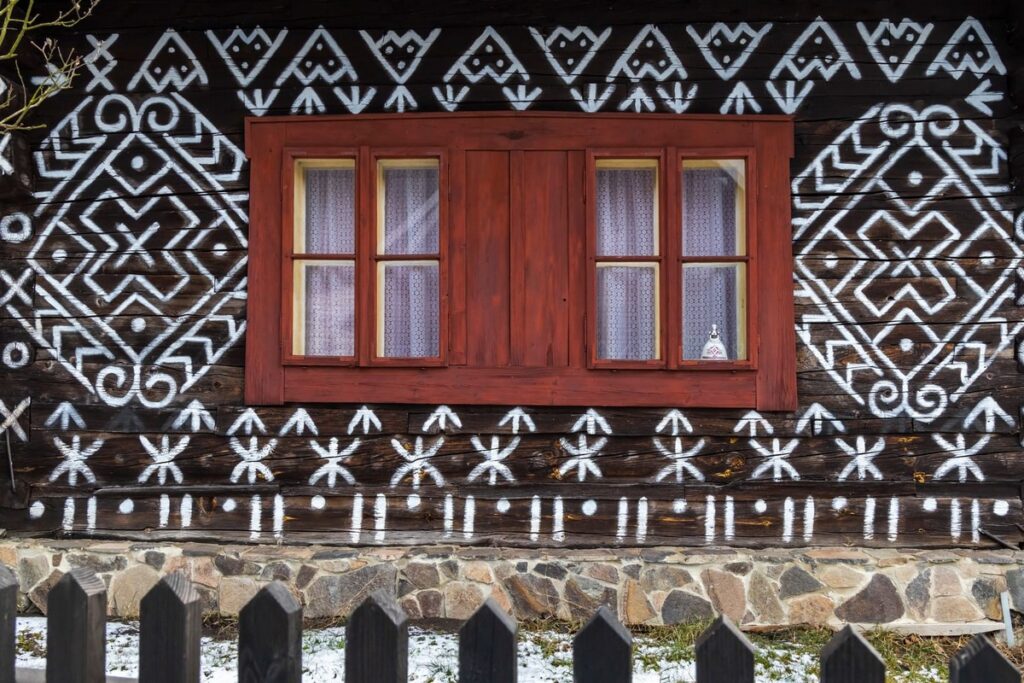 façade maison peinte de Čičmany