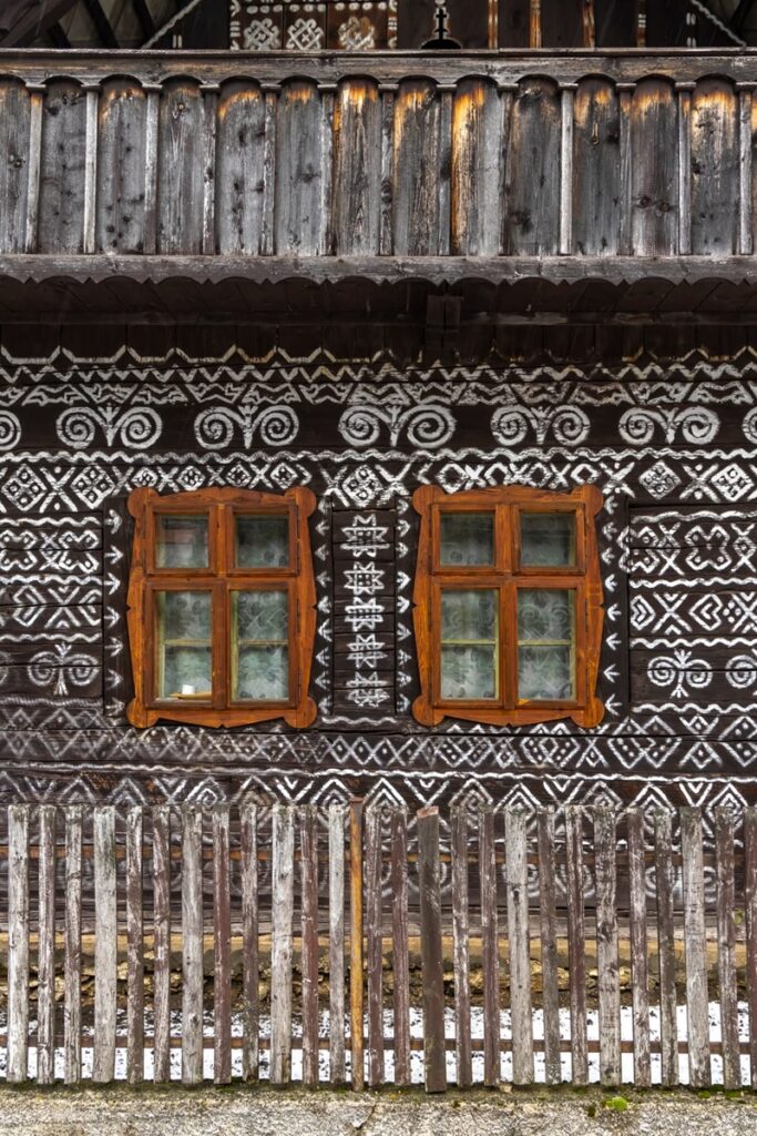 façade maison peinte de Čičmany