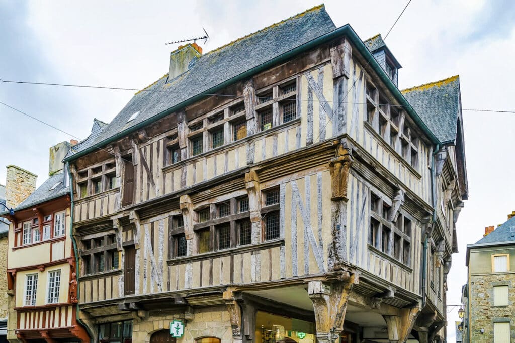 maison à pans de bois et encorbellement à Dinan
