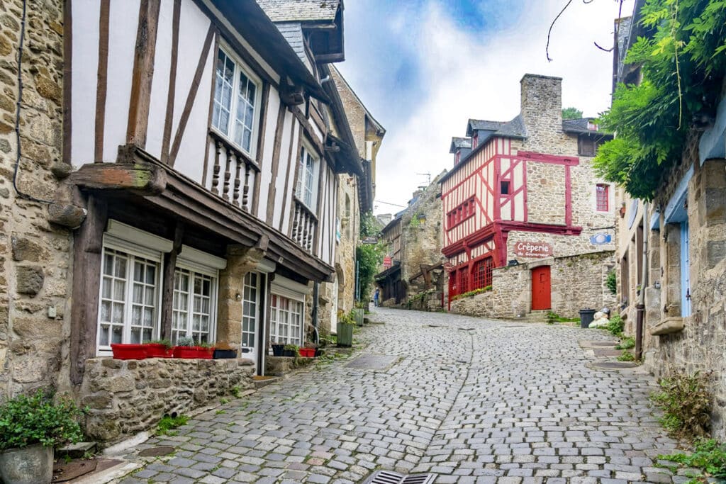 rue du port avec des maisons à pans de bois