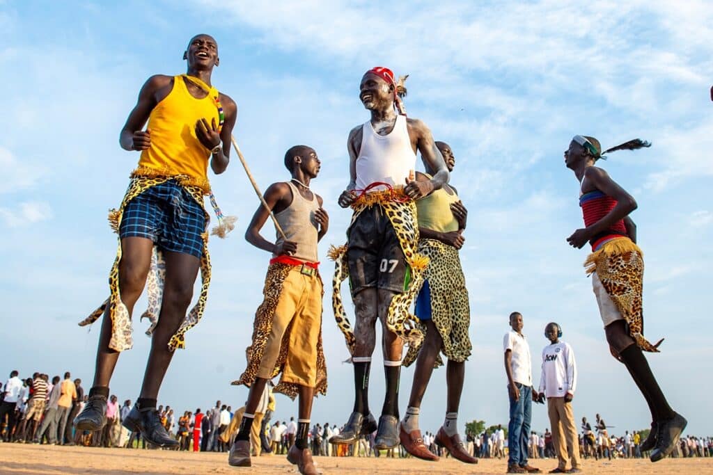 Les membres de la tribu Dinka participent à une danse traditionnelle