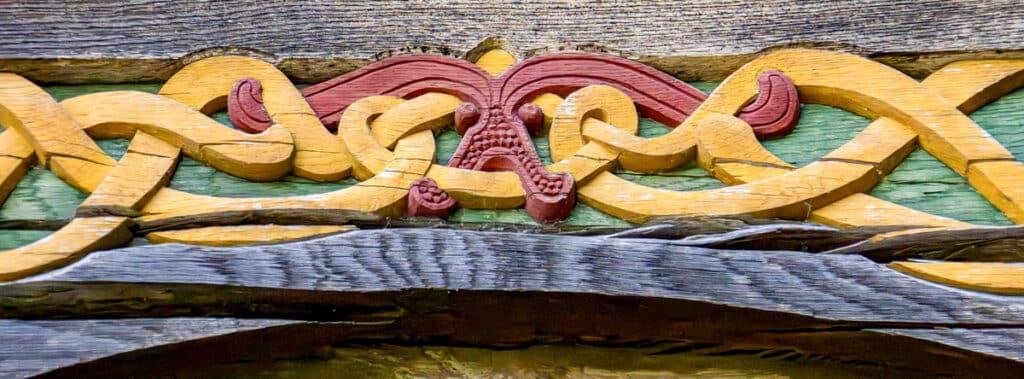 détail architectural viking sur une poutre