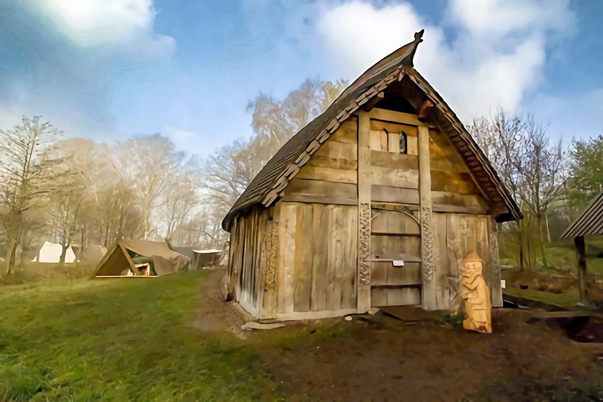 Reconstitution d'une ferme viking sur les rives de la rivière Gota