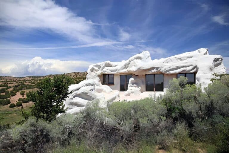 maison rocher dans la nature au nouveau mexique