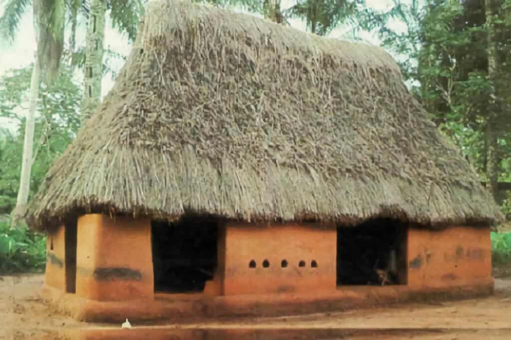 maison en terre et toit de chaume