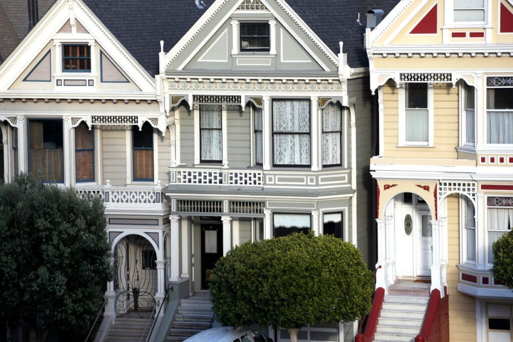 façades de trois painted ladies aux tons clairs