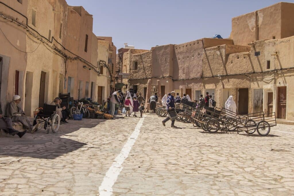 rue et habitants de Beni Isguen