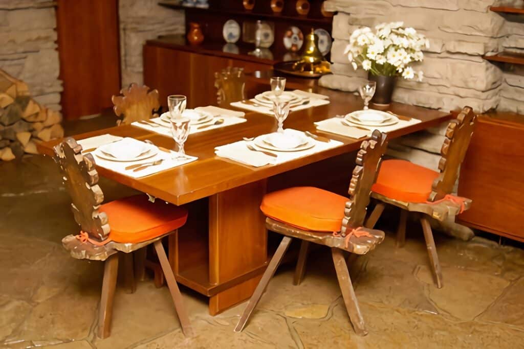 ancienne table et chaise