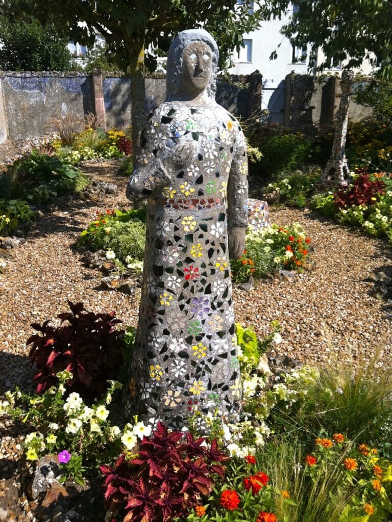 statue dans le jardin de la maison Picassiette