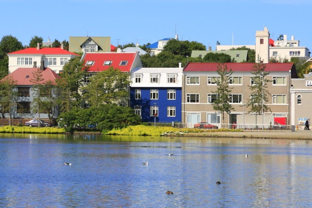 maisons colorées au bord de l'eau