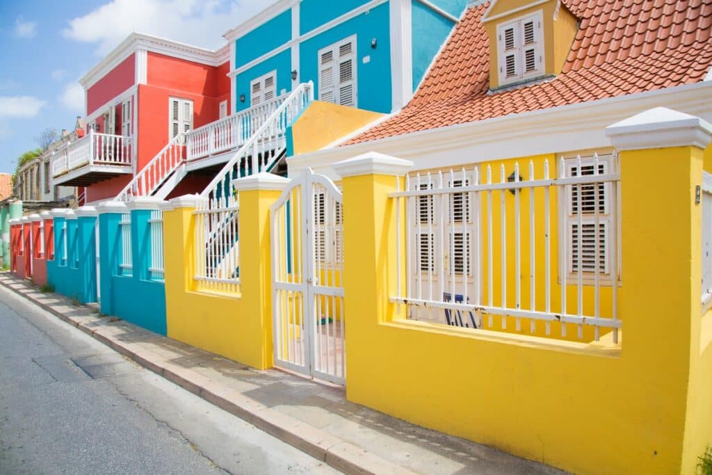 rue de maisons colorées à Willemstad