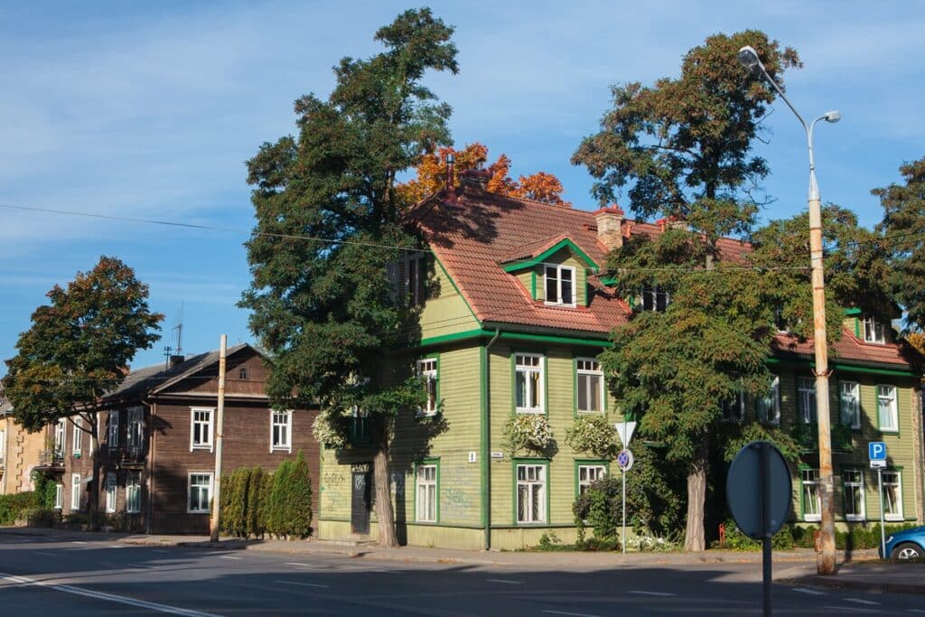 rue de maisons en bois dans le quartier Žvėrynas à Vilnius