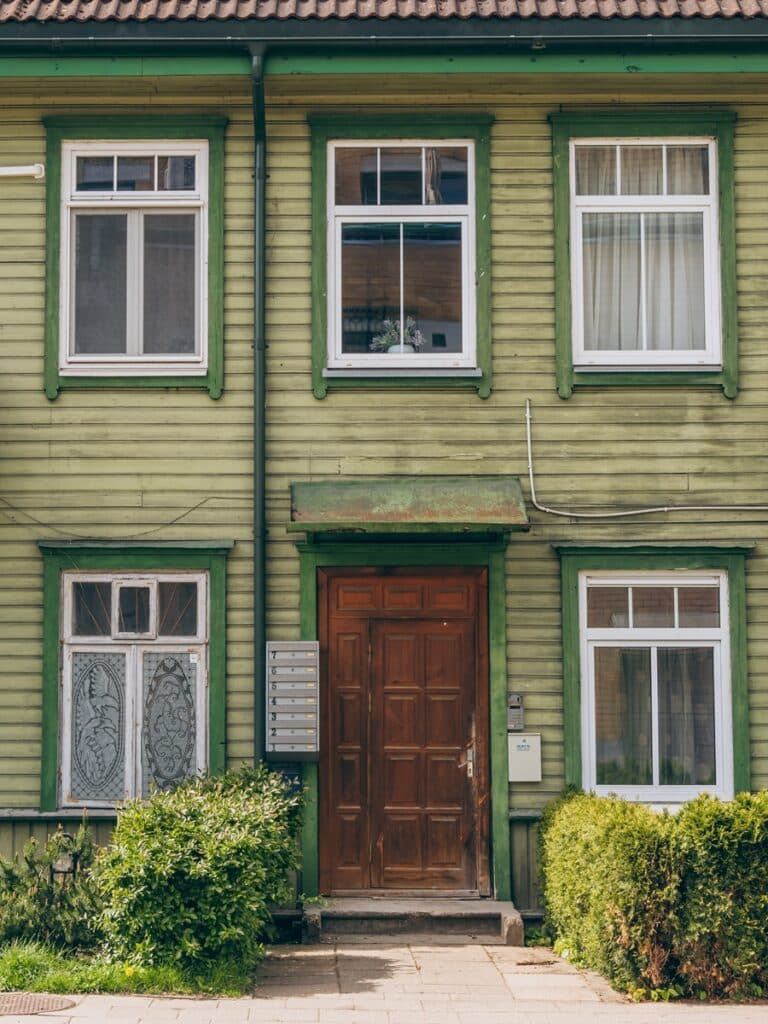 façade maison en bois dans le quartier Žvėrynas à Vilnius