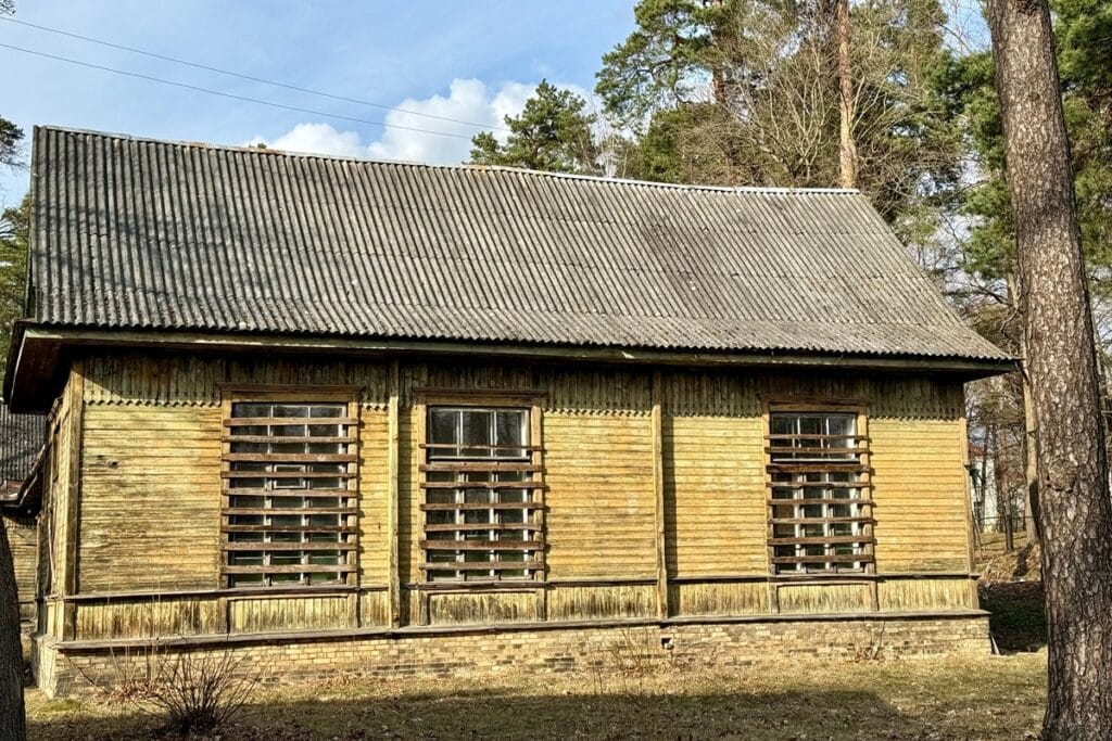 maison en bois abandonnée dans le quartier Žvėrynas à Vilnius