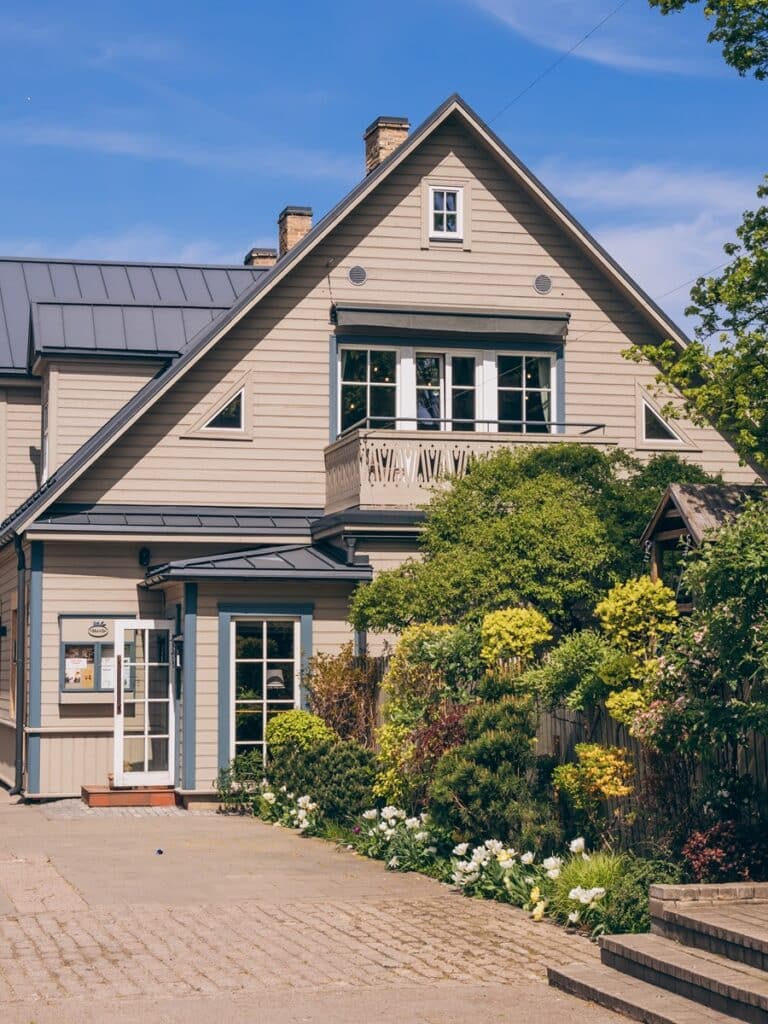 maison en bois rénovée dans le quartier Žvėrynas à Vilnius