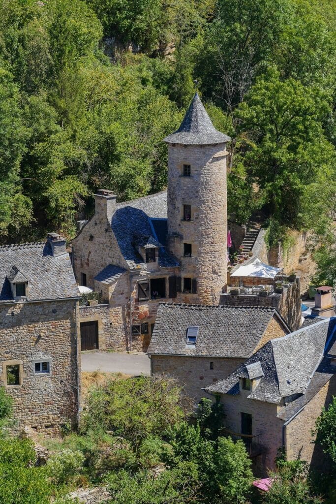 bâtisses traditionnelles dans le trou de Bozouls