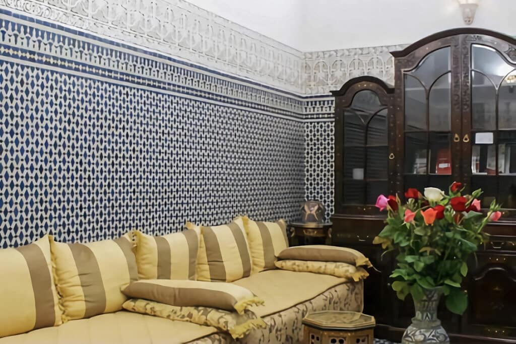 canapé confortable dans un riad
