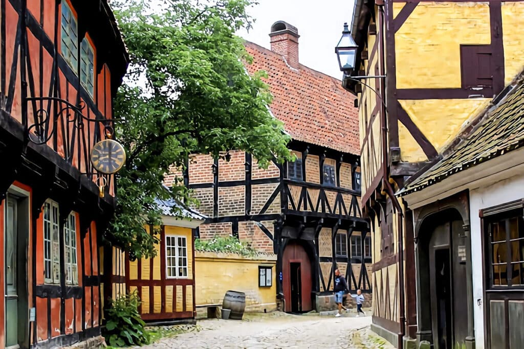 rue avec des maisons à colombages au Danemark