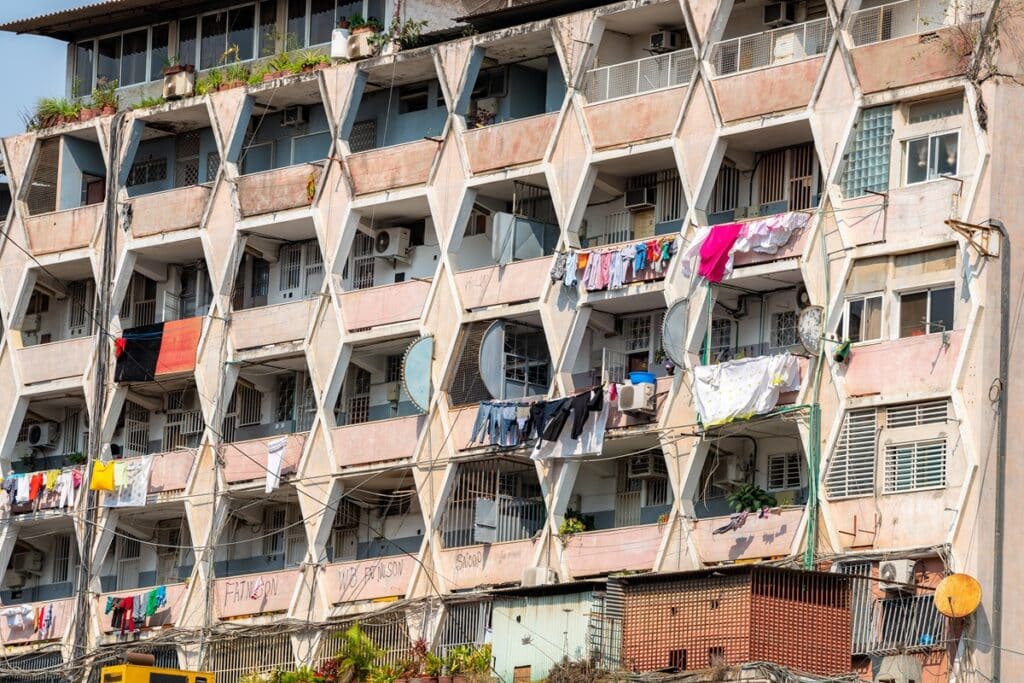 vieil immeuble d'appartements à Luanda