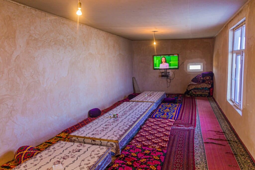 intérieur maison rurale à Darvaza au Turkménistan