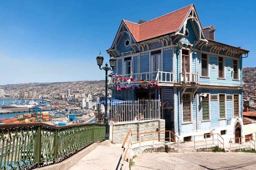 maison victorienne colorée à Valparaison