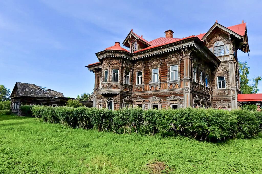 Maison en bois russe à ornements