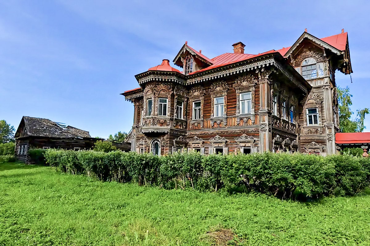 Maison en bois russe à ornements