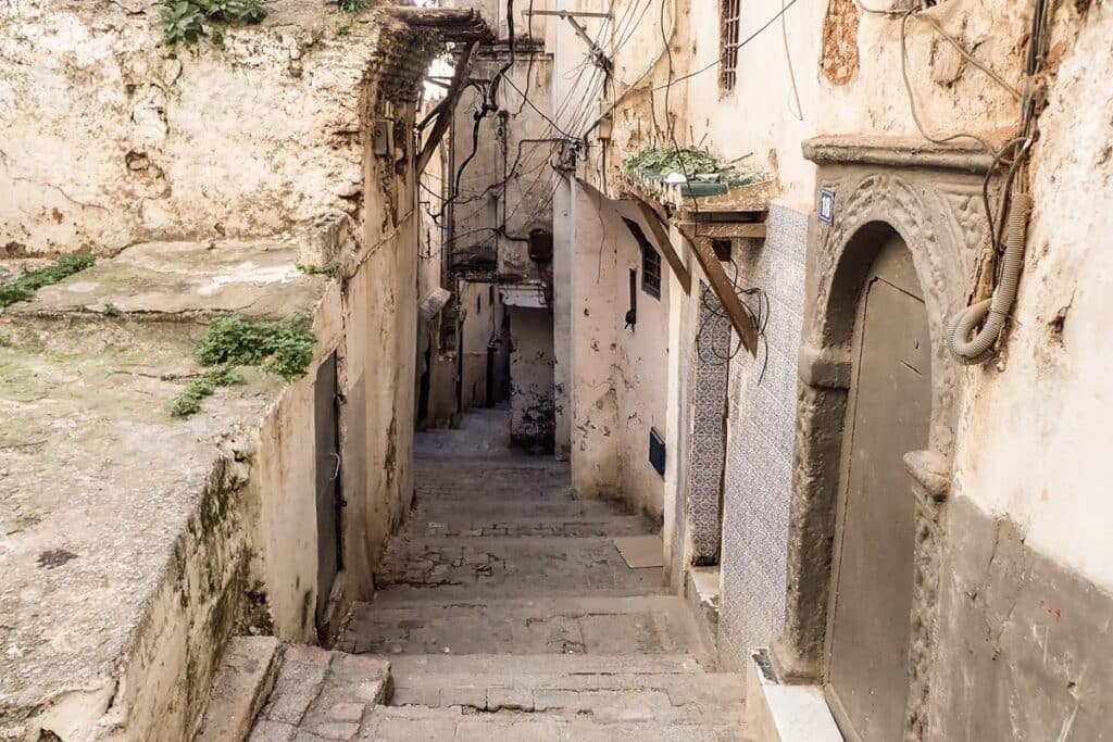vieilles maisons dans une ruelle de la casbah d'alger